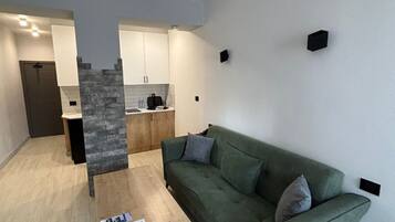 Comfort-Doppel- oder -Zweibettzimmer, Küche | Eigene Küche | Mini-Kühlschrank, Mikrowelle, Herdplatte, Grillplatte