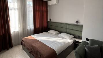 Luxury Room, Kitchen | Blackout curtains, soundproofing, iron/ironing board, free WiFi