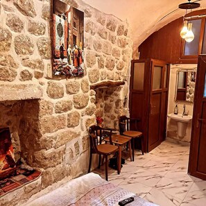 Basic Double Room | Blackout drapes, iron/ironing board, free WiFi - Merde Konağı (Mardin)