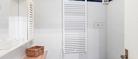 Dusj, hårføner, bidé og håndklær