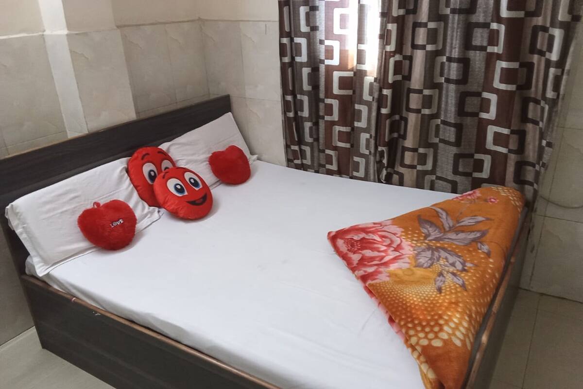 WiFi (free), bed sheets