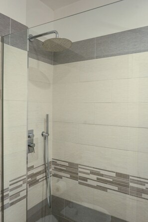 Shower, hair dryer, bidet, towels - NA Beautiful View Rooftop-B&B - King Room with Balcony (Napoli)