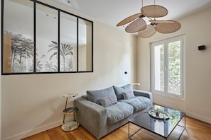 Apartment | Living area - Superb Invalide Apartment Near Eiffel Tower (Paris)