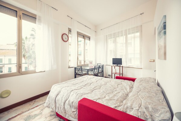 Iron/ironing board, free WiFi, bed sheets