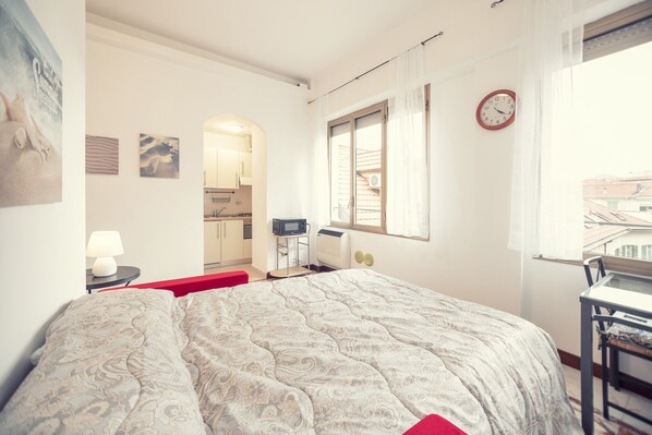 Iron/ironing board, free WiFi, bed sheets