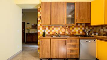 Een koelkast, een oven, een vaatwasser, een koffiezetapparaat/waterkoker