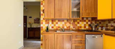 Fridge, oven, dishwasher, coffee/tea maker