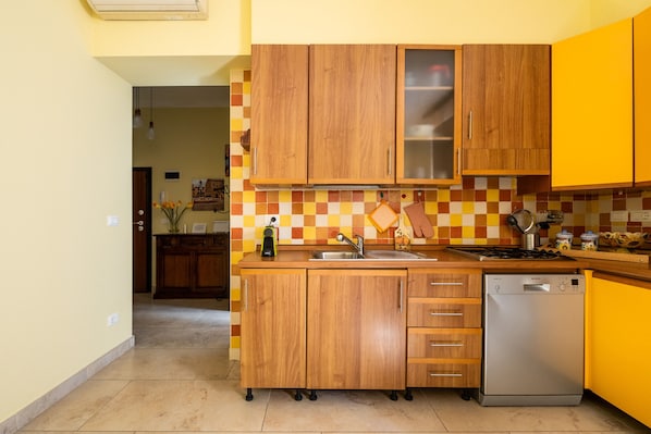 Fridge, oven, dishwasher, coffee/tea maker