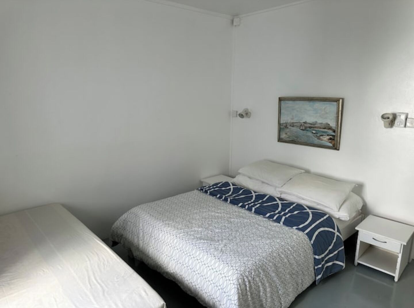 4 bedrooms, desk, iron/ironing board, travel crib