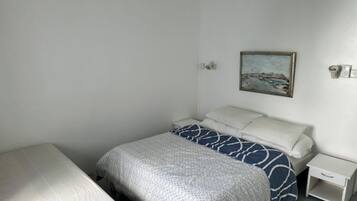 4 chambres, bureau, fer et planche à repasser, lit parapluie