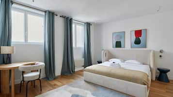 Departamento | Espacio para trabajar con laptop y tabla de planchar con plancha