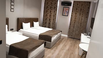 舒适三人房, 城市景观 | 免费迷你吧物品、客房内保险箱、办公桌、笔记本电脑工作区