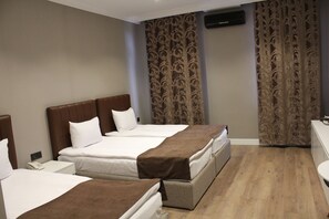 Comfort háromágyas szoba, kilátással a városra | Minibár (részben ingyenes), széf a szobában és íróasztal