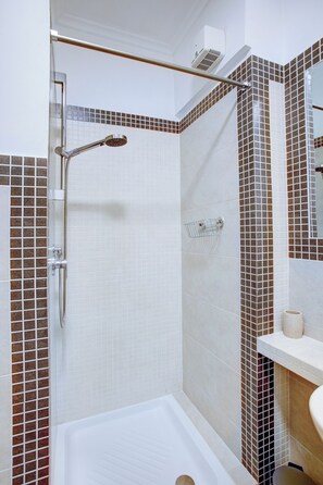 Apartment | Bathroom - Colosseo Families and Groups 2BDR | Home and More (Rome)