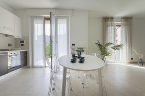 Kühlschrank, Ofen, Geschirrspüler, Wasserkocher mit Kaffee-/Teezubehör