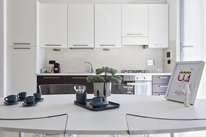 Geladeira, fogão, lava-louças, cafeteira/chaleira