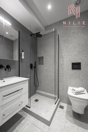 Standard Studio 23m2 | Bathroom | Shower, hair dryer (on request), towels, soap - Terra Suites, Nilie Hospitality MGMT (Thessaloniki)