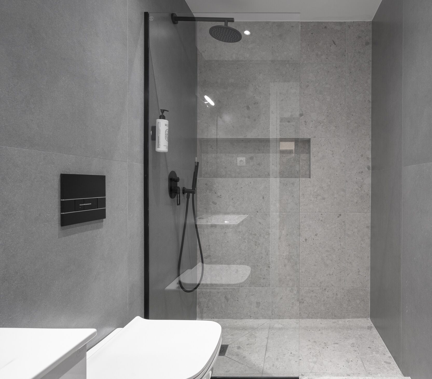 Deluxe Studio 25m2 | Bathroom | Shower, hair dryer, towels, soap
