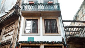 Un edificio con una tienda en la planta baja y espacios residenciales u oficinas en los pisos superiores.