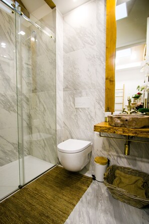 Superior Studio, City View | Bathroom | Shower, hair dryer, towels, soap - Bruval Premium Apartments - Sé Porto (Porto)