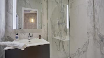 Lejlighed | Badeværelse | Hårtørrer, Sæbe, Shampoo