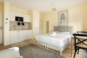 Apartment | Laptop workspace, iron/ironing board, bed sheets - Charming Apartment Center of Paris (Paris)