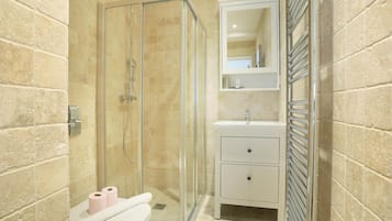 LÀgenhet | Badrum | HÄrtork, tvÄl och schampo