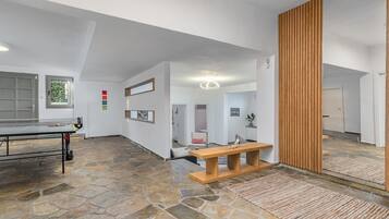 Biệt thự | 6 phòng ngủ, bàn