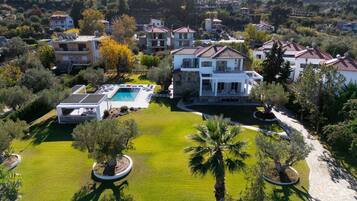 Vila | 6 quartos, escrivaninha