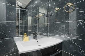 Apartment | Bathroom | Hair dryer, soap, shampoo