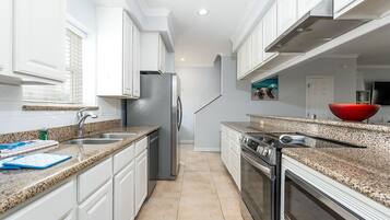 Fridge, microwave, stovetop, dishwasher