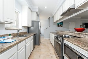 Fridge, microwave, stovetop, dishwasher - Las Flores #B Spacious 2/2 W/Easy Beach Access (South Padre Island)