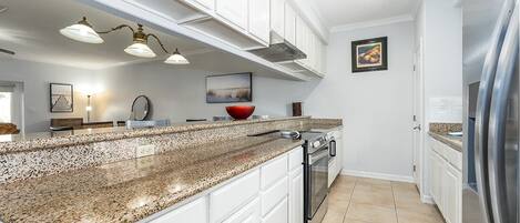 Réfrigérateur, micro-ondes, plaque de cuisson, lave-vaisselle