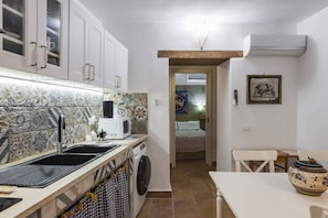 Refrigerador, microondas, tetera eléctrica y utensilios de cocina