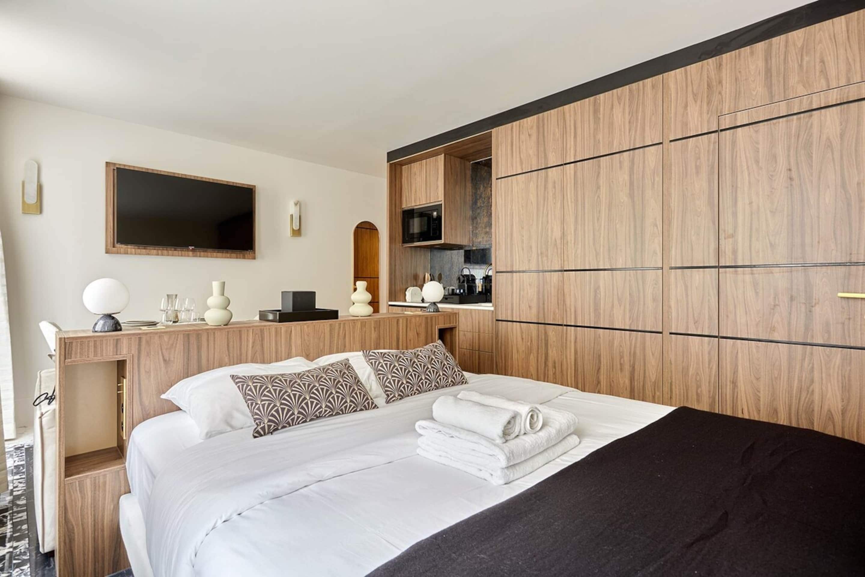 Appartement | Espace de travail pour ordinateurs portables, fer et planche à repasser