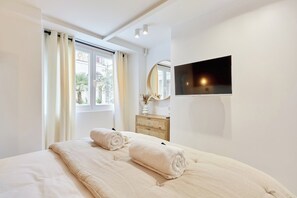 Appartement | Espace de travail pour ordinateur portable, fer et planche à repasser