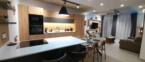 Réfrigérateur, micro-ondes, four, plaque de cuisson