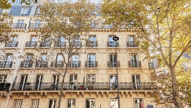 A multi-story building with balconies, windows, and a tree in the foreground. - Sublim & NEW Apartement St Germain/notre Dame (Paris)