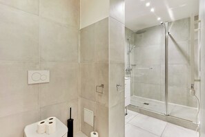 Apartment | Bathroom | Hair dryer, towels, soap, shampoo - Charming Flat in the Heart of Paris (Paris)