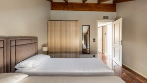 Un dormitorio con una cama grande, cabecera de madera y un armario.