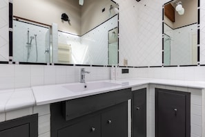 Douche, sĂšche-cheveux, bidet, serviettes fournies