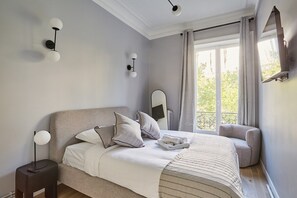 Laptop workspace, iron/ironing board, bed sheets - New and Exceptional Apartment Madeleine/concorde (Paris)