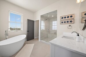 Douche, séchoir à cheveux, serviettes fournies, shampooing