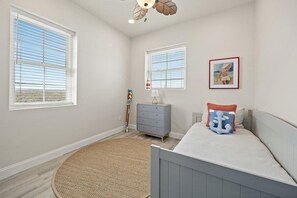3 bedrooms, iron/ironing board, WiFi, bed sheets - Beachfront Home, Pool Table, BBQ & Beach Access (St. Augustine)