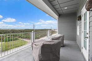 Terrace/patio - Beachfront Home, Pool Table, BBQ & Beach Access (St. Augustine)