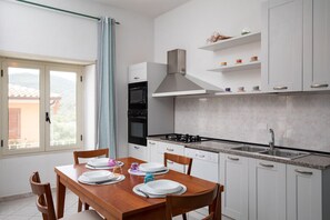 Kühlschrank, Mikrowelle, Ofen, Geschirrspüler