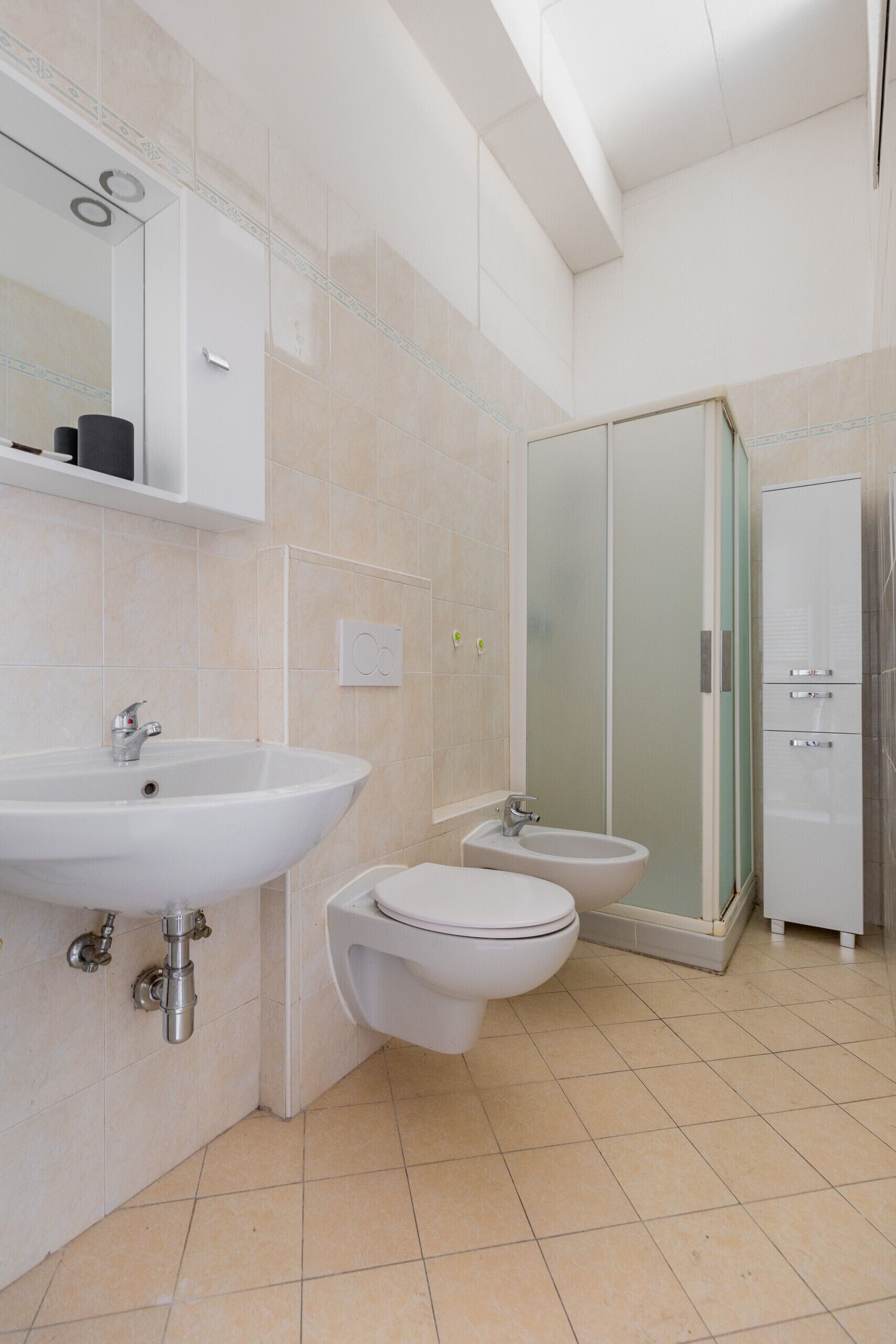 Doccia, bidet, asciugamani, sapone