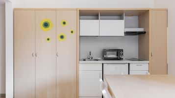 Frigorifero, microonde, bollitore elettrico, pentole/stoviglie/utensili
