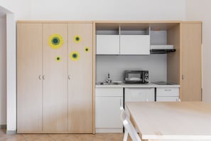 Frigorifero, microonde, bollitore elettrico, pentole/stoviglie/utensili
