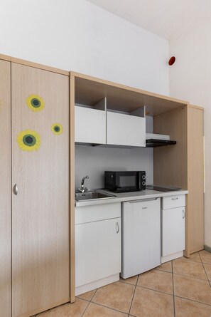 Fridge, microwave, electric kettle, cookware/dishes/utensils